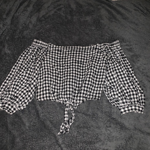 Forever 21 Tops - Forever 21 off the shoulder Plaid top/ crop top